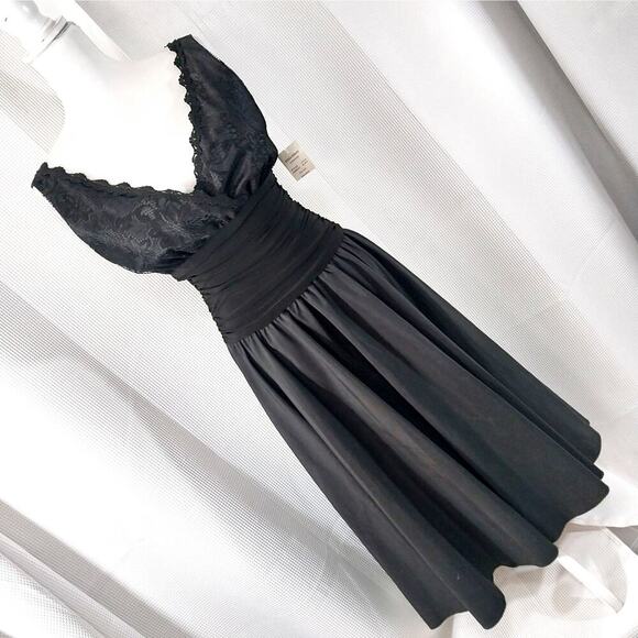 NWT! JESSICA HOWARD! LUXE BLACK LACE BODICE, FULL SKIRT MAXI DRESS! SZ 10 - Picture 1 of 9